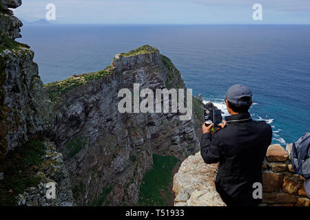 Les visiteurs à profiter de la vue à la pointe du Cap dans le Cap de Bonne Espérance Nature Reserve, près de Cape Town, Afrique du Sud. Banque D'Images