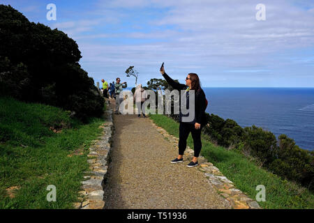 Les visiteurs à profiter de la vue et prendre des autoportraits à Cape Point dans le Cap de Bonne Espérance Nature Reserve, près de Cape Town, Afrique du Sud. Banque D'Images