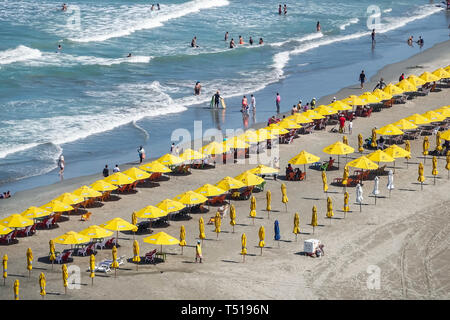 Cartagena Colombie,Bocagrande,mer des Caraïbes plage publique,eau de sable,parasols location jaune,résidents hispaniques,vagues,inoccupés,toget bondés Banque D'Images