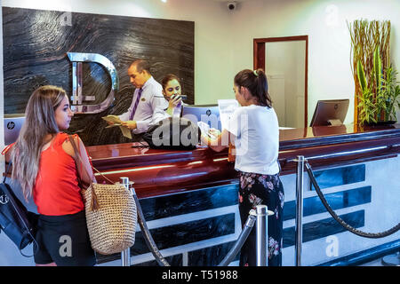 Cartagena Colombie,El Lagito,Hotel Dann,Hotel Hotels Inn motel motels,comptoir de réception avec réservation à l'avant,Hispanic Latin Latino ethnie im Banque D'Images