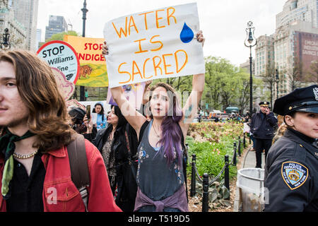 La ville de New York, USA - 18 Avril 2019 : manifestation et une marche pour arrêter le Williams fracturée de construction dans le port de New York, Manhattan, l'Hôtel de Ville. Banque D'Images