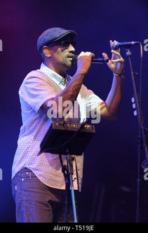 Joe Dukie aka Dallas Tamaira de Fat Freddy's Drop se produisant au Festival Womad, Charlton Park, Royaume-Uni, le 26 juillet 2014. (C) Paul Tomlins Banque D'Images