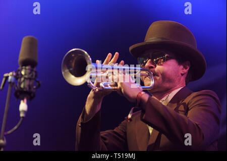 Tony Chang alias Toby Laing de Fat Freddy's Drop se produisant au Festival Womad, Charlton Park, Royaume-Uni, le 26 juillet 2014. Banque D'Images