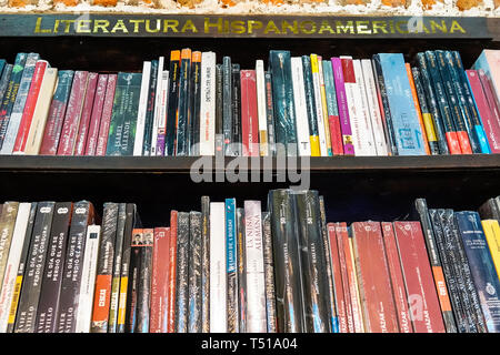 Cartagena Colombie,Abaco Libros y Cafe,Abacus Bookstore café,intérieur,bibliothèque,littérature latino-américaine,livres,COL190123064 Banque D'Images