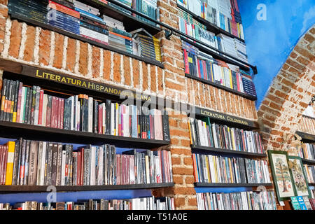 Cartagena Colombie,Abaco Libros y Cafe,Abacus Bookstore café,intérieur,bibliothèque,littérature latino-américaine,livres,panneau,langue espagnole,COL190123 Banque D'Images