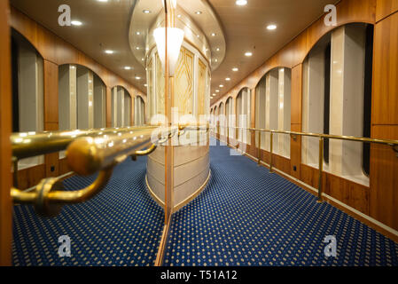 Gênes, Italie - 11 août 2018 : point de vue particulier d'un corridor luxueux dans un navire de croisière. Vue horizontale. Banque D'Images