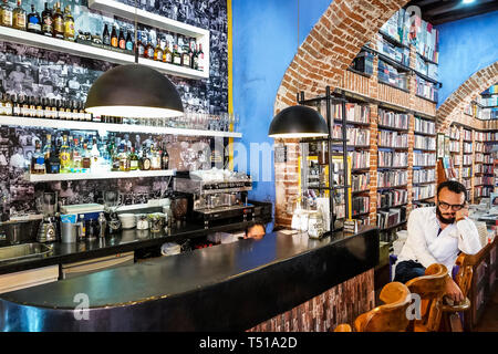 Cartagena Colombie,Abaco Libros y Cafe,Abacus Bookstore café,intérieur,bibliothèque,étagères,briques exposées,bar à expresso,Lati hispanique latin Banque D'Images