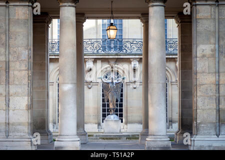 La Statue allégorique de la victoire à l'intérieur de l'hôtel Carnavalet cour - maintenant le Musée de l'histoire de France, les Marais, Paris France Banque D'Images