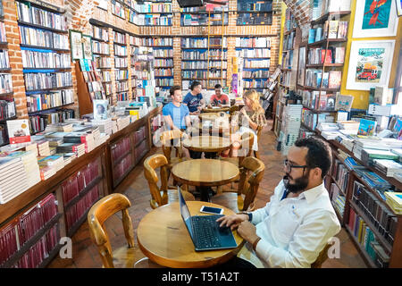 Cartagena Colombie,Abaco Libros y Cafe,Abacus Bookstore café,intérieur,bibliothèque,étagères,bibliothèques,briques exposées,tables d'affichage,resi résident hispanique Banque D'Images