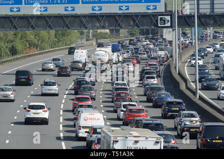 Haut bâtiment du trafic sur l'autoroute M25, près de l'aéroport de Heathrow au cours d'une rive ensoleillée maison de vacances au Royaume-Uni. Banque D'Images