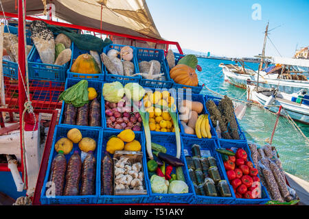 Légumes frais à une échoppe de marché sur un bateau dans le port de l'île d'Egine en Grèce Banque D'Images