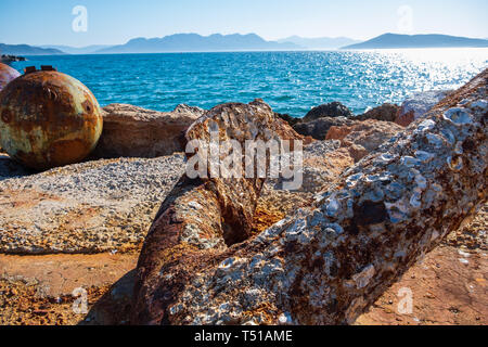 Close-up d'une ancre rouillée sur la berge à Aegina Island Harbour en Grèce Banque D'Images