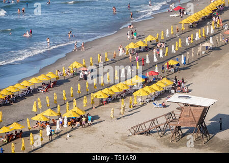 Cartagena Colombie,Bocagrande,mer des Caraïbes plage publique,eau de sable,parasols location jaune,résidents hispaniques,vagues,inoccupés,toget bondés Banque D'Images