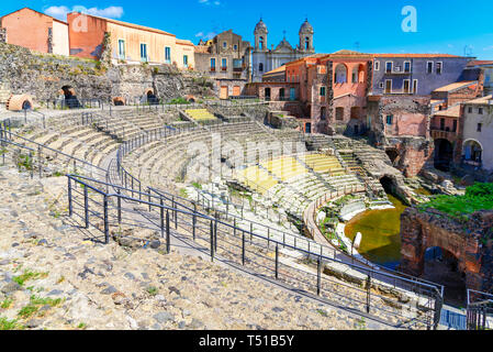 L'île de Catane, en Sicile, Italie : ruines de l'ancien théâtre romain, construit à partir de la lave noire et de calcaire Banque D'Images