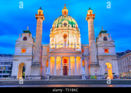 Vienne, Autriche : vue de la nuit de la Karlskirche ou Saint Charles L'Église à Karlsplatz, dans le crépuscule, l'Europe des lumières Banque D'Images