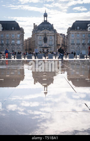 BORDEAUX, FRANCE - 14 avril 2019 : la Place de la Bourse et le miroir d'eau des quais de Bordeaux sur une journée de printemps ensoleillée Banque D'Images