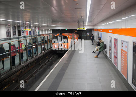 SPT Subway train En arrivant à la station de métro Buchanan Street Glasgow sur le métro métro de Glasgow Banque D'Images