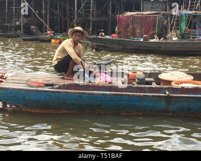 Novembre 2017 Village de pêcheurs flottant de Siem Reap Angkor Wat Angkor Tom Ta Pollution Cambodge Pram pêche baignade Mode de transport l'amour de l'industrie Banque D'Images