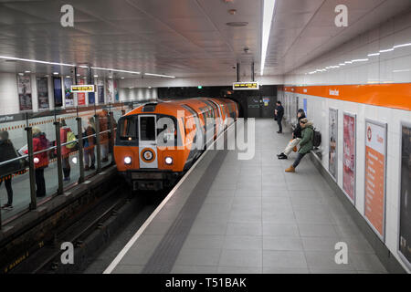 SPT Subway train En arrivant à la station de métro Buchanan Street Glasgow sur le métro métro de Glasgow Banque D'Images