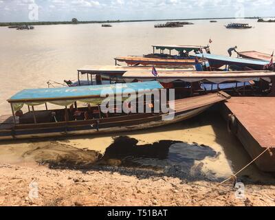 Novembre 2017 Village de pêcheurs flottant de Siem Reap Angkor Wat Angkor Tom Ta Pollution Cambodge Pram pêche baignade Mode de transport l'amour de l'industrie Banque D'Images