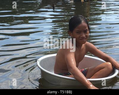Novembre 2017 Village de pêcheurs flottant de Siem Reap Angkor Wat Angkor Tom Ta Pollution Cambodge Pram pêche baignade Mode de transport l'amour de l'industrie Banque D'Images