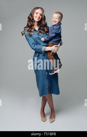 Fils de rire et sourire mère dans Studio. Banque D'Images