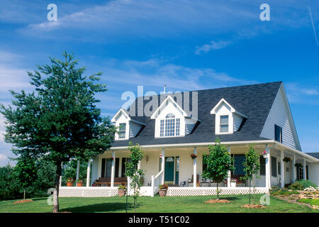 Vue extérieure avant d'une classe supérieure de style Cape Cod accueil rural Amérique du Midwest en été avec ciel bleu, MO, USA Banque D'Images