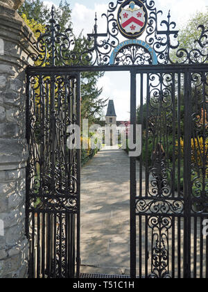 Voir en regardant par la porte d'entrée de fer chapelle du Christ du don de Dieu à Dulwich Village de Londres Banque D'Images