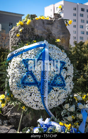 Varsovie, Pologne - 19 avril 2019 : monument situé au 18, rue Mila où des soldats de la résistance juive ont organisé leur QG pendant le soulèvement du ghetto 1943. Banque D'Images