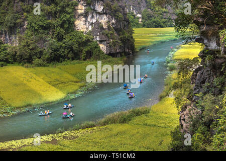 Le cadre majestueux sur la rivière Ngo Dong à Tam Coc Bich Dong vue depuis le sommet de la montagne dans la province de Ninh Binh du Viet Nam Banque D'Images