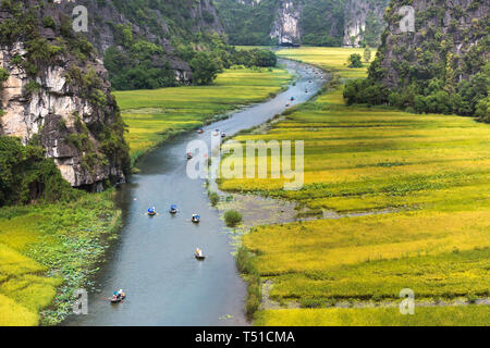 Le cadre majestueux sur la rivière Ngo Dong à Tam Coc Bich Dong vue depuis le sommet de la montagne dans la province de Ninh Binh du Viet Nam Banque D'Images