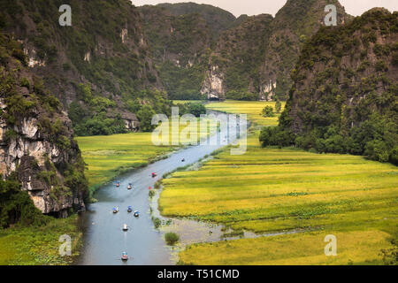 Le cadre majestueux sur la rivière Ngo Dong à Tam Coc Bich Dong vue depuis le sommet de la montagne dans la province de Ninh Binh du Viet Nam Banque D'Images