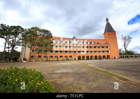 Da Lat town, Viet Nam - Février 19th, 2017 Images : un collège pédagogique dans la ville de Dalat. Travaux d'architecture unique construit par les Français en 1927 Banque D'Images