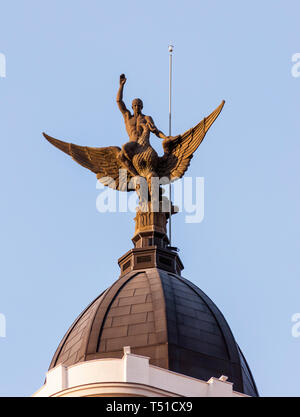 Estatua del Ave Fénix en la Gran Vía de Madrid. España Banque D'Images