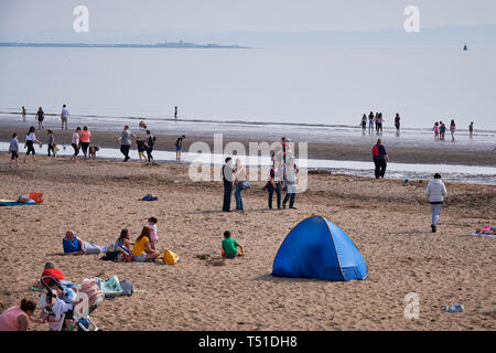 Les gens se reposer sur la plage Plage d'Irvine -Gailes Beach-North Ayrshire, Ecosse Banque D'Images