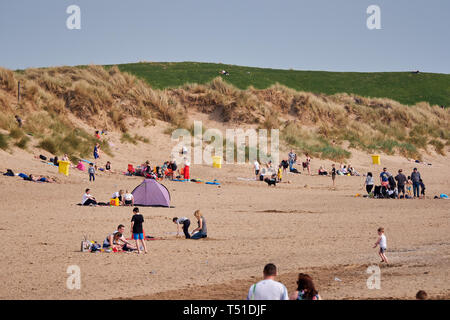 Les gens se reposer sur la plage Plage d'Irvine -Gailes Beach-North Ayrshire, Ecosse Banque D'Images