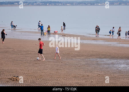 Les gens se reposer sur la plage Plage d'Irvine -Gailes Beach-North Ayrshire, Ecosse Banque D'Images