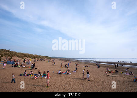 Les gens se reposer sur la plage Plage d'Irvine -Gailes Beach-North Ayrshire, Ecosse Banque D'Images