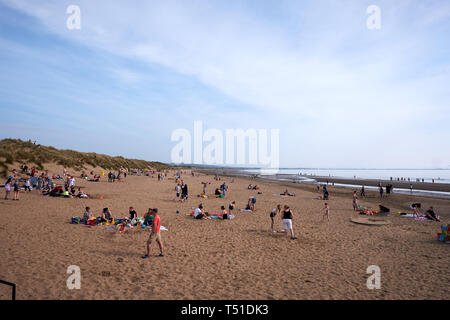 Les gens se reposer sur la plage Plage d'Irvine -Gailes Beach-North Ayrshire, Ecosse Banque D'Images