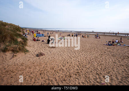 Les gens se reposer sur la plage Plage d'Irvine -Gailes Beach-North Ayrshire, Ecosse Banque D'Images