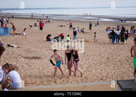 Les gens se reposer sur la plage Plage d'Irvine -Gailes Beach-North Ayrshire, Ecosse Banque D'Images