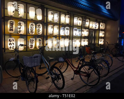 Hyogo (Kobe, Japon - 12 octobre 2018 : Belle Vue de nuit d'un restaurant japonais traditionnel à l'extérieur, décoré de nombreuses lanternes en papier loc Banque D'Images