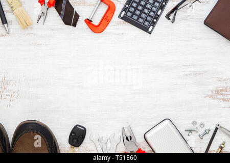 Mise à plat de l'espace blanc tableau noir à collier bleu et d'outils de construction du col blanc sur fond de bois accessoires. La Fête du travail et père d Banque D'Images