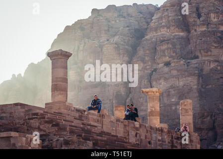 Ruines du Grand Temple de Pétra ville historique de royaume nabatéen en Jordanie Banque D'Images