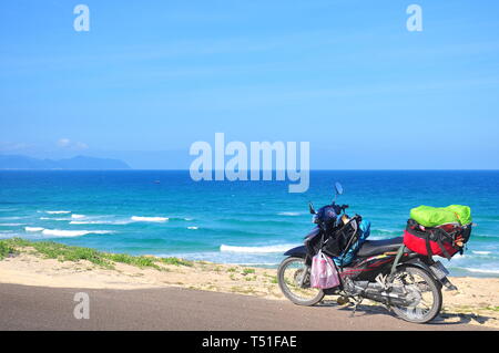 La belle route à côté de la plage Banque D'Images