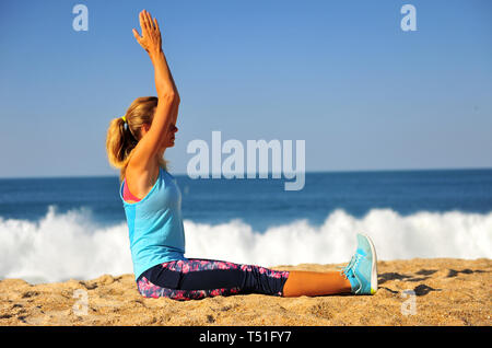 Embrassant les vibrations côtières : jogging énergique d'une jeune femme sur la plage, baignant dans le soleil, le sable et la sérénité du plein air Banque D'Images