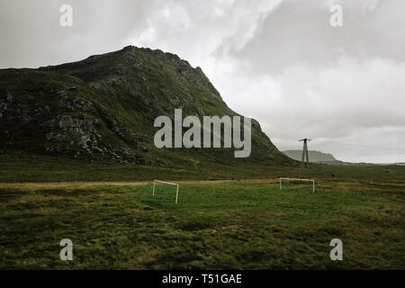 Un drôle de petit terrain de soccer / football vide avec les objectifs fixés dans un paysage de montagne en Norvège Banque D'Images