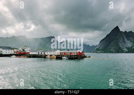 Les colombages rouge Rorbu / cabines de pêcheurs de Hamnoy village de pêcheurs et du paysage sur Moskenesøya dans les îles Lofoten Nordland en Norvège. Banque D'Images