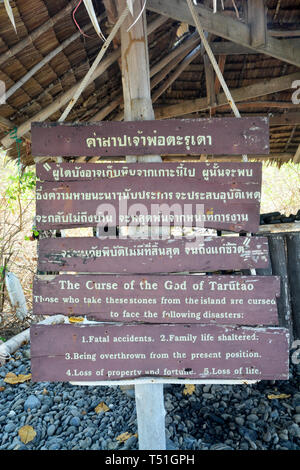 Étiquette de la malédiction du dieu de Koh Tarutao, Hin Ngam , Parc national marin de Tarutao dans Ranong, Thaïlande Banque D'Images