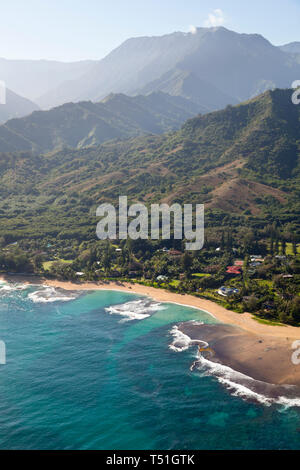 Vue de l'hélicoptère aux Tunnels Beach et plage de Haena Kauai, Hawaii. Banque D'Images